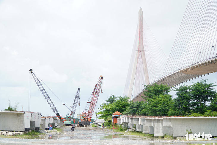 Hàng trăm khối bê tông chiếm hành lang bảo vệ cầu Cần Thơ - Ảnh 4.