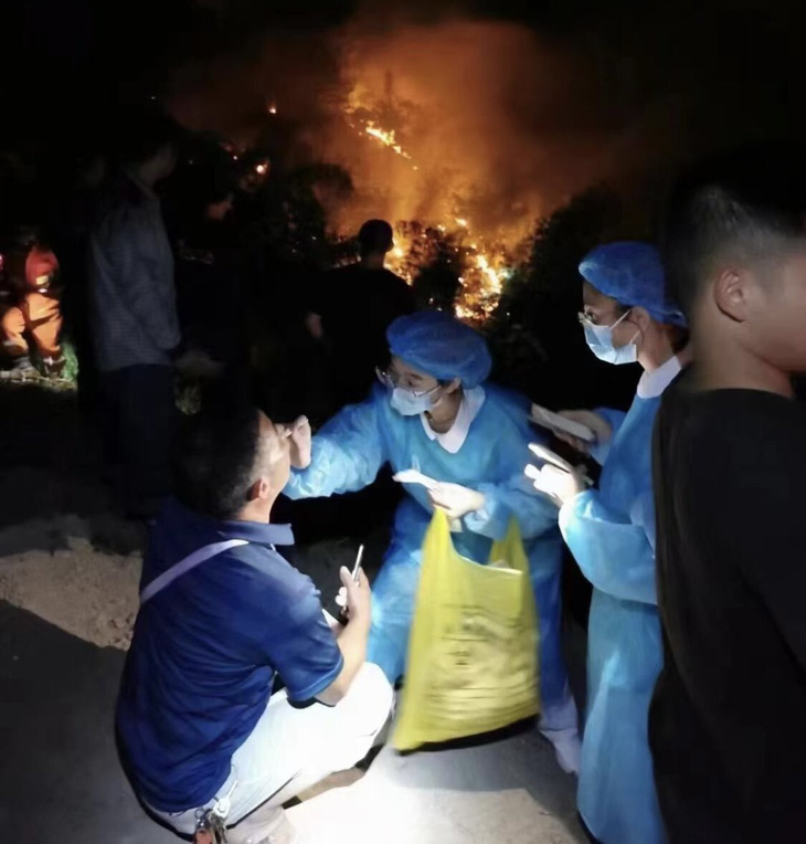 Dân Trung Quốc phải chờ xét nghiệm COVID-19 gần đám cháy rừng - Ảnh 1.