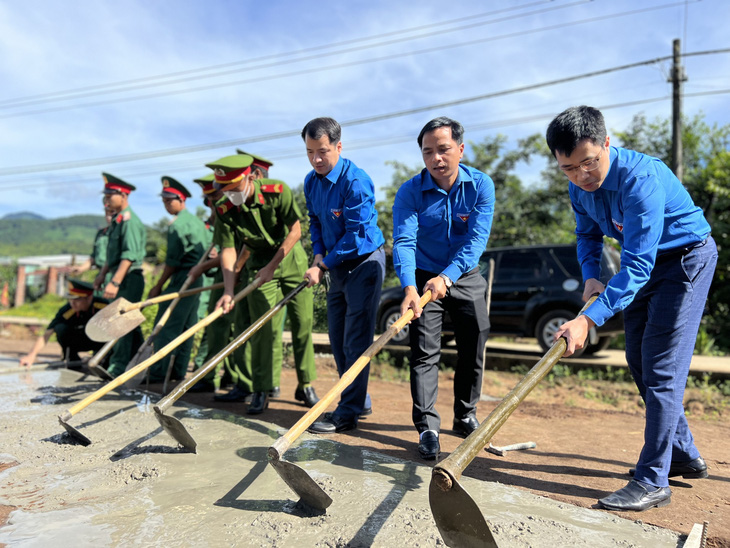 Trung ương Đoàn trao Ngôi nhà 100 đồng cho người dân tại Kon Tum - Ảnh 1.