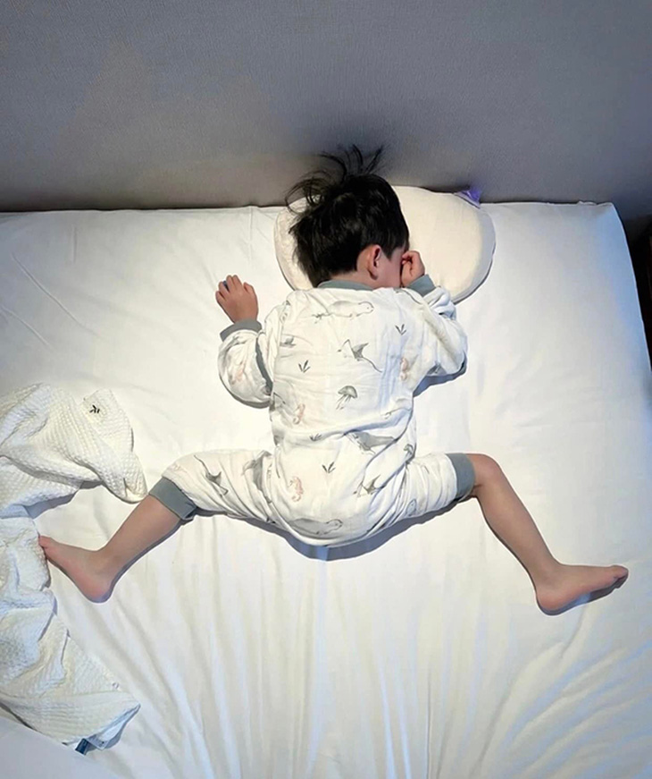 Những dáng ngủ siêu bá đạo của con khiến bố mẹ ôm bụng cười - Ảnh 4.