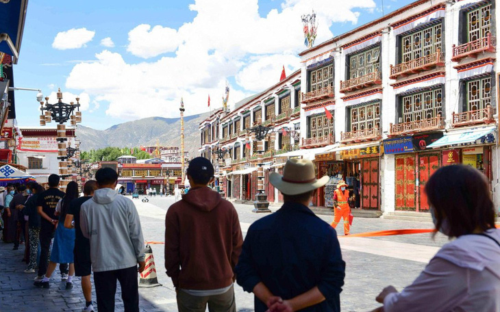 Hơn 100 quan chức ở Tây Tạng bị kỷ luật vì không ngăn được COVID-19