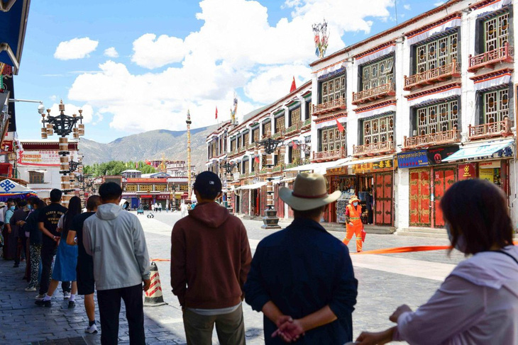 Hơn 100 quan chức ở Tây Tạng bị kỷ luật vì không ngăn được COVID-19 - Ảnh 1.