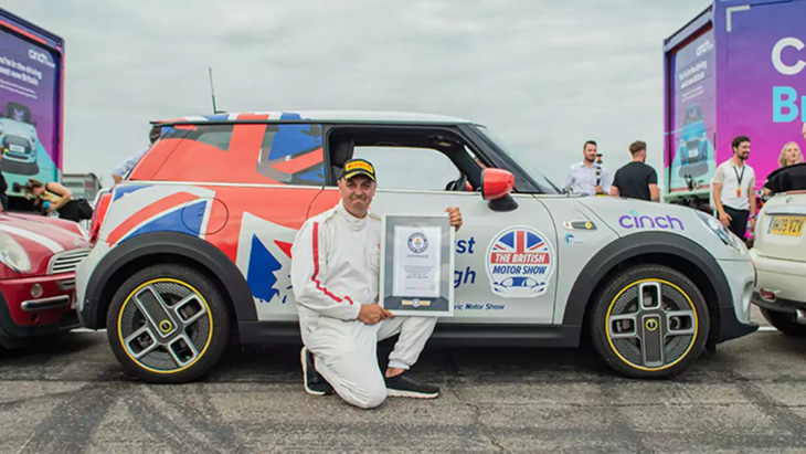Tay lái lập kỷ lục đỗ xe điện song song hẹp nhất thế giới trong 3 giây - Ảnh 1.