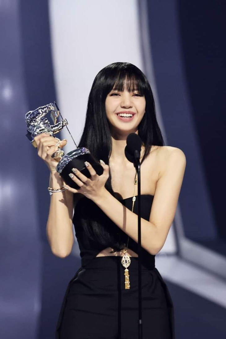 Lisa Blackpink trở thành nghệ sĩ solo K-pop đầu tiên thắng giải VMAs - Ảnh 2.