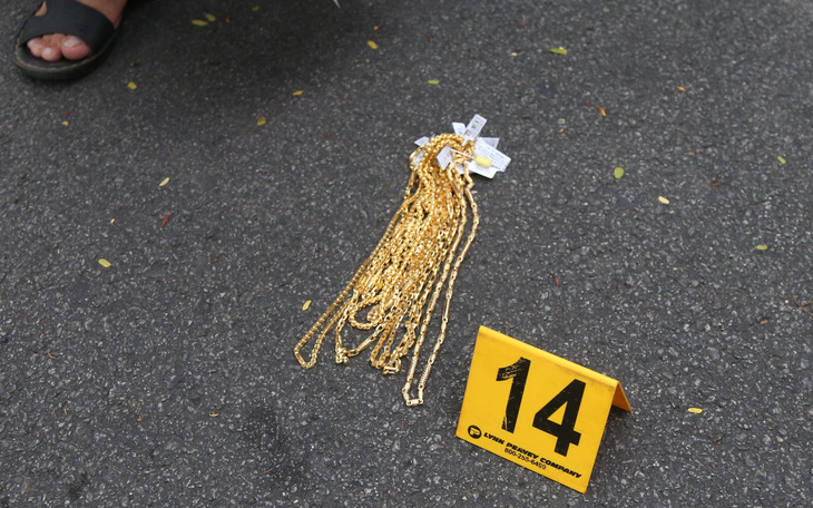 Vụ vác súng AK cướp tiệm vàng ở Huế: Mới có 8 người trả lại vàng