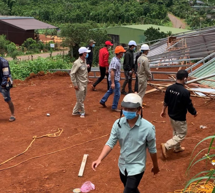 Truy tố nhóm phá nhà dân gần trụ điện gió ở Đắk Nông - Ảnh 1.