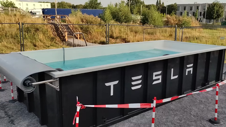 Tesla làm bể bơi từ thùng rác cho người chờ sạc có thể tắm miễn phí - Ảnh 1.