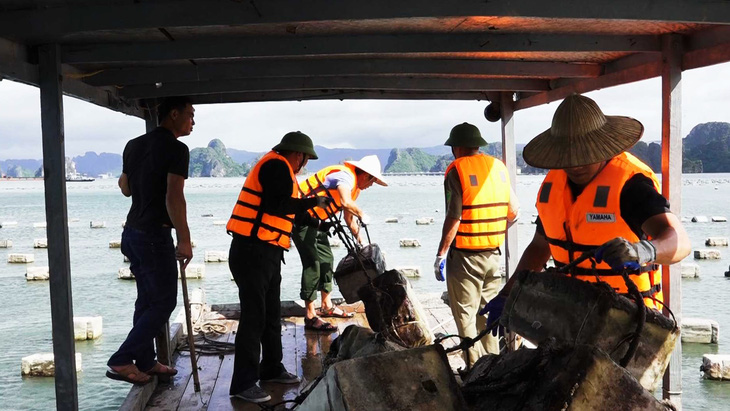 Để xảy ra nuôi thủy sản trái phép trên vịnh Bái Tử Long, 4 cán bộ bị đình chỉ công tác - Ảnh 2.