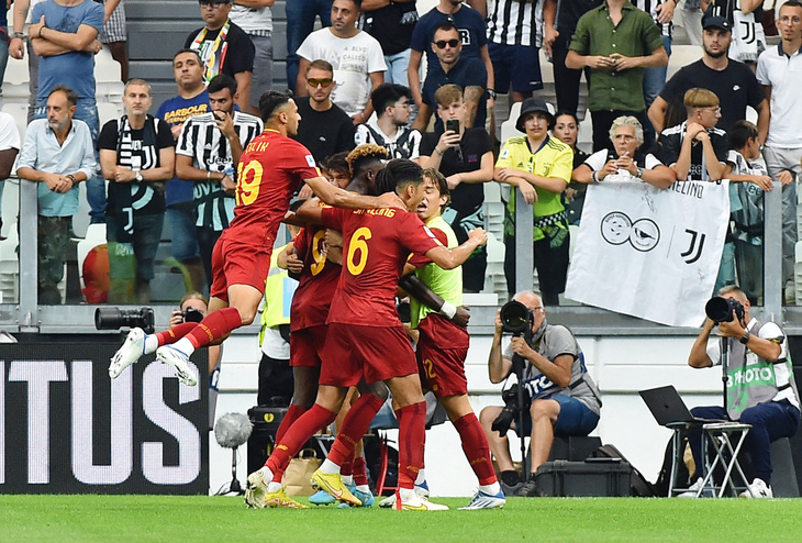 AS Roma cùng HLV Mourinho lên đỉnh Serie A - Ảnh 1.
