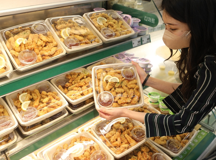 Thực phẩm chế biến tại Hàn Quốc liên tục giảm nửa giá - Ảnh 1.