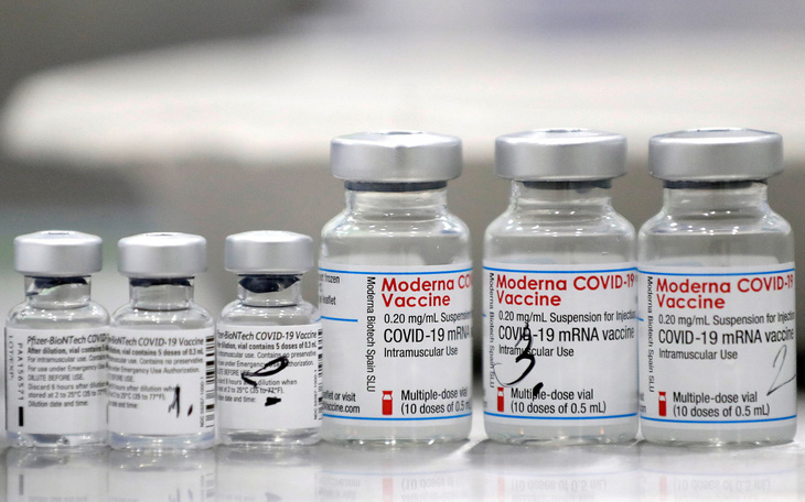 Mỹ cấp phép vắc xin tăng cường ngừa Omicron của Pfizer và Moderna