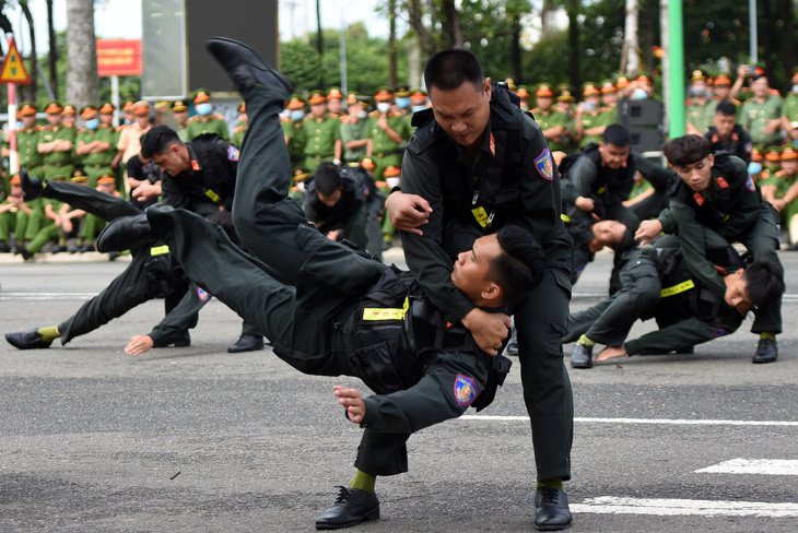 Bình Phước thành lập Trung đoàn Cảnh sát cơ động dự bị chiến đấu - Ảnh 1.