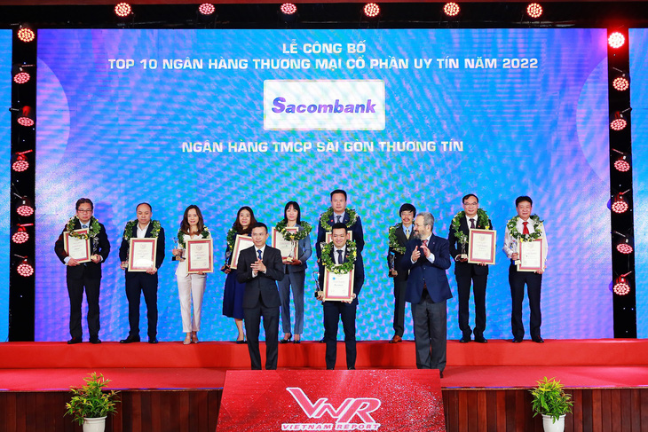Sacombank nhận 2 giải thưởng từ Vietnam Report - Ảnh 1.