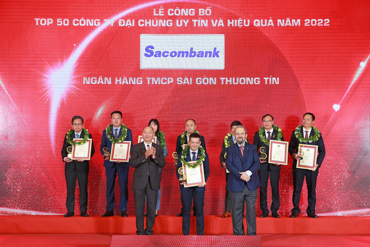 Sacombank nhận 2 giải thưởng từ Vietnam Report - Ảnh 2.