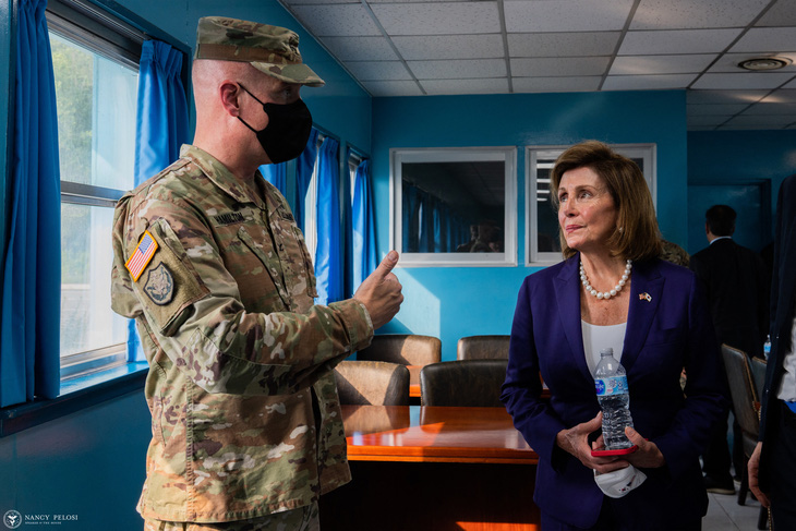 Bà Pelosi đến khu phi quân sự liên Triều Bàn Môn Điếm - Ảnh 1.