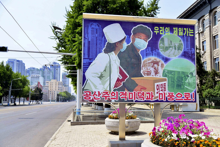 Triều Tiên tuyên bố tất cả bệnh nhân sốt đã hồi phục, sau khi COVID-19 bùng phát - Ảnh 1.