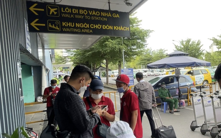 Bát nháo giao thông tại sân bay Tân Sơn Nhất (TP.HCM): Taxi tắt đồng hồ, xe dịch vụ hét giá