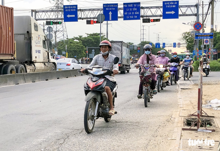 Ớn cảnh chạy xe máy ngược chiều vun vút trên quốc lộ 1 như đường hai chiều - Ảnh 1.