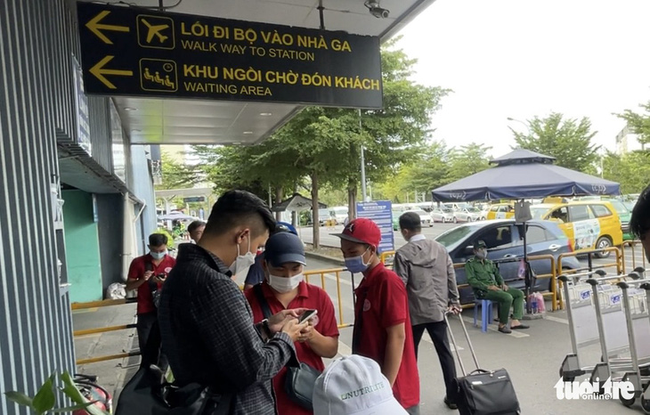 Bát nháo giao thông tại sân bay Tân Sơn Nhất (TP.HCM): Taxi tắt đồng hồ, xe dịch vụ hét giá - Ảnh 1.