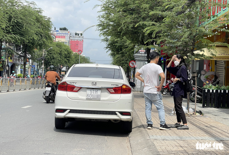 Bát nháo giao thông tại sân bay Tân Sơn Nhất (TP.HCM): Taxi tắt đồng hồ, xe dịch vụ hét giá - Ảnh 2.