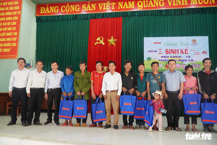 Hậu COVID-19, mưa lũ, nông dân mừng vui nhận bò giống về nhà nuôi - Ảnh 4.