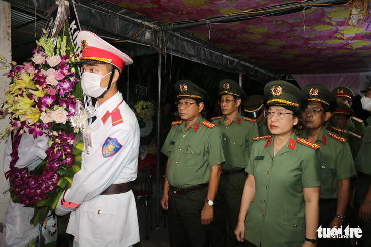 Thăng quân hàm trước niên hạn lên thiếu tá cho cán bộ công an hy sinh tại Đồng Tháp - Ảnh 3.