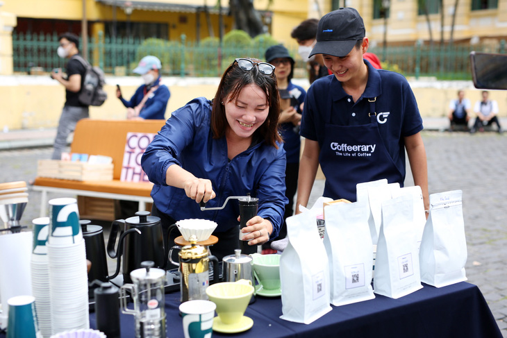 Sáng chủ nhật làm gì? Ra Bưu điện thành phố uống cà phê, nghe nhạc miễn phí thôi! - Ảnh 10.