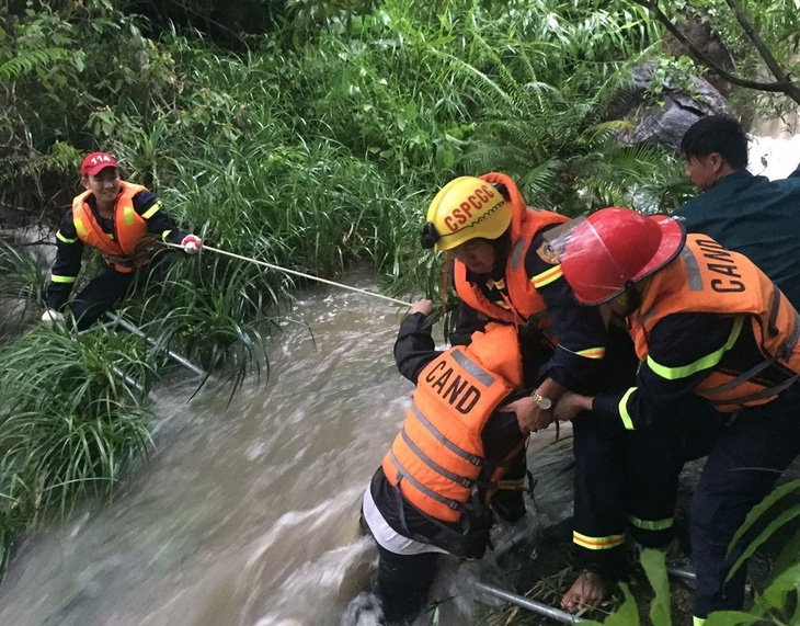 Cảnh sát giải cứu 23 người mắc kẹt tại suối do mưa to, nước chảy xiết - Ảnh 2.