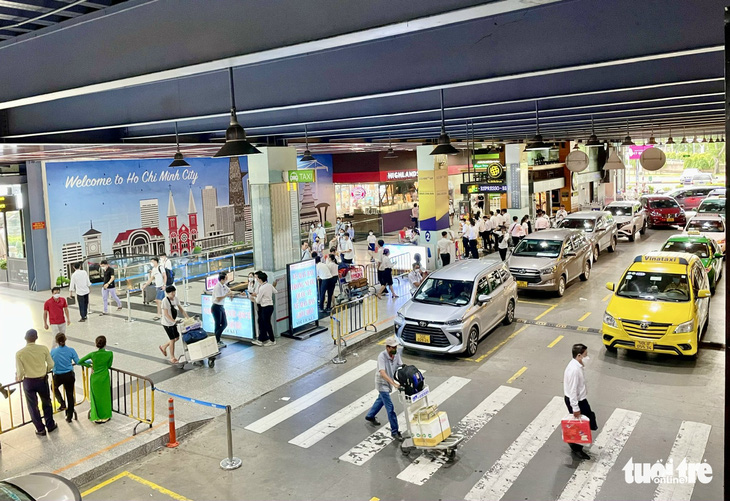 Taxi sân bay Tân Sơn Nhất hết tắt đồng hồ… thì thẳng thừng xin thêm tiền cước - Ảnh 1.