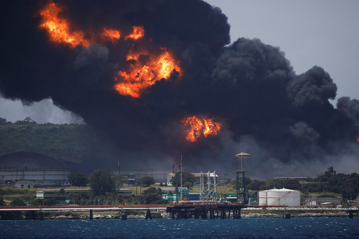 Lãnh đạo cấp cao Việt Nam điện thăm hỏi Cuba vụ sét đánh cháy kho dầu gây thiệt hại lớn - Ảnh 1.