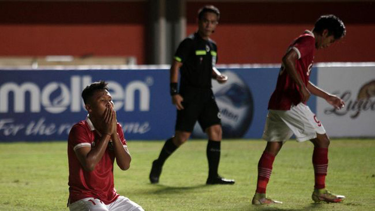 U16 Việt Nam chịu sức ép lớn từ CĐV Indonesia và quyết định không tốt của trọng tài - Ảnh 1.