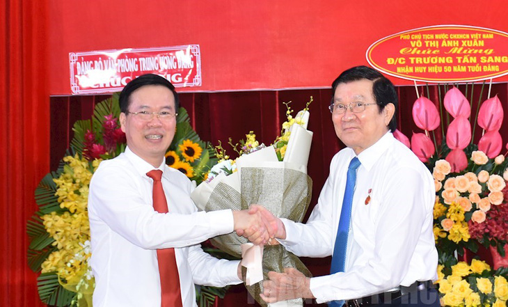 Nguyên Chủ tịch nước Trương Tấn Sang nhận huy hiệu 50 năm tuổi Đảng - Ảnh 1.