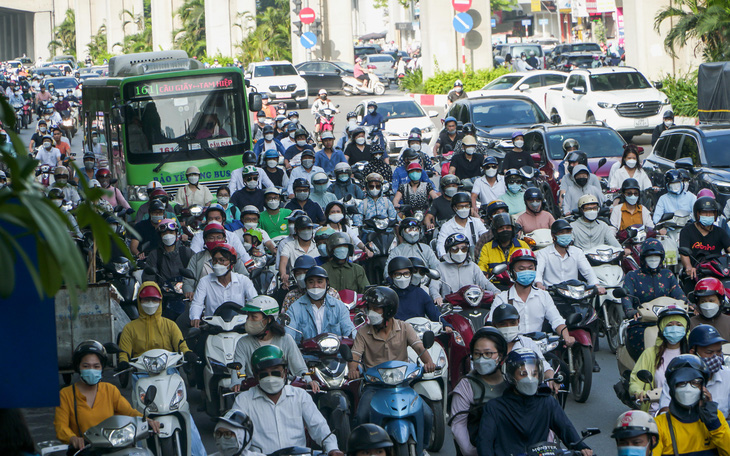 Sau phân làn cứng, đường Nguyễn Trãi vẫn ùn tắc, xe máy và ôtô chen nhau 