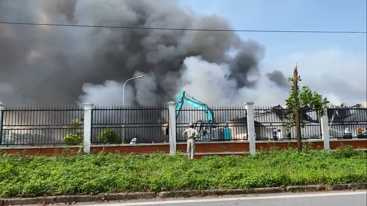 Cháy lớn ở Khu công nghiệp Quang Minh, 30 xe cứu hỏa chữa cháy - Ảnh 3.