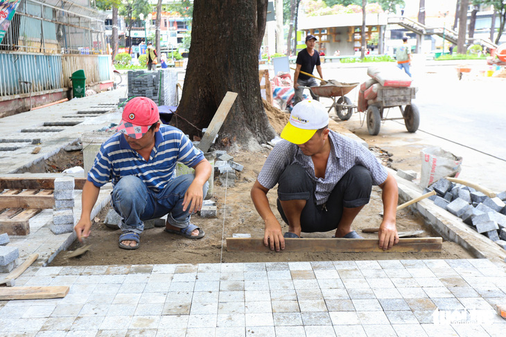 Gấp rút hoàn thiện việc cải tạo hồ Con Rùa, bàn giao vào đúng lễ 2-9 - Ảnh 1.