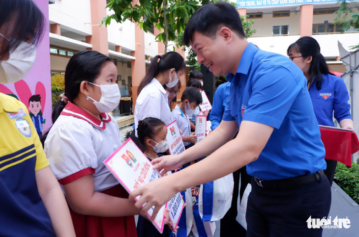 Có sân chơi tụi em khoái quá chừng... - Ảnh 1.