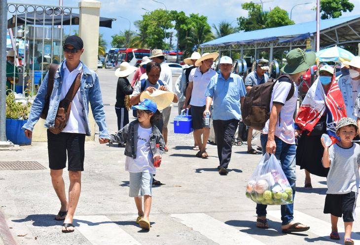 Khách đi tour đảo, tắm biển Nha Trang chưa đông - Ảnh 1.