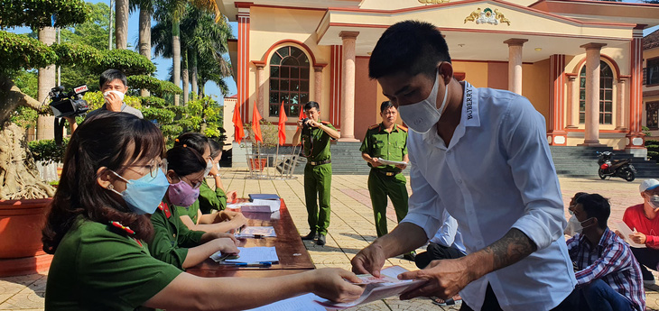 Trại giam Xuân Lộc đặc xá cho 52 phạm nhân dịp lễ Quốc khánh 2-9 - Ảnh 3.