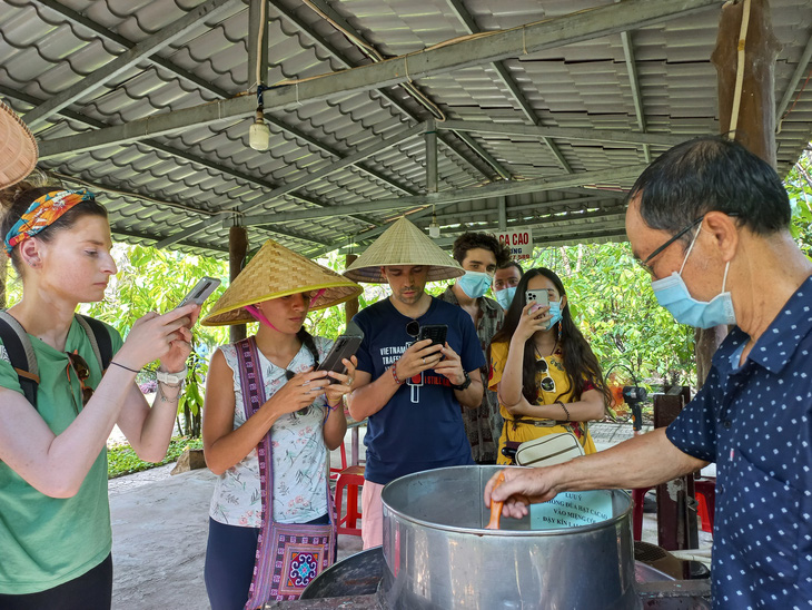 Du khách châu Âu đã mắt xem cách làm sô cô la thủ công từ hạt ca cao của người miền Tây - Ảnh 1.