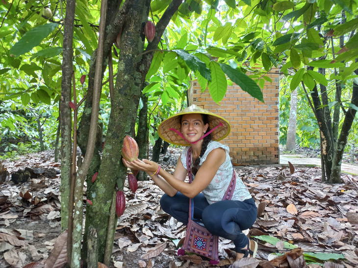 Du khách châu Âu đã mắt xem cách làm sô cô la thủ công từ hạt ca cao của người miền Tây - Ảnh 3.