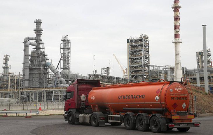 Nga dọa ngừng bán dầu cho nước nào sẽ khống chế giá trần với dầu của Nga - Ảnh 1.