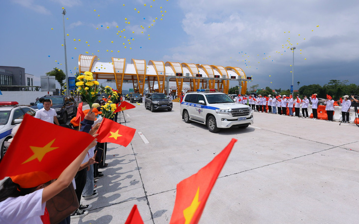 Quảng Ninh thông xe cao tốc Vân Đồn - Móng Cái