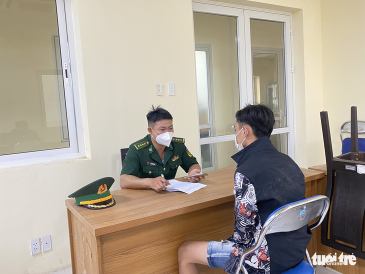 26 lao động người Việt ‘bất hợp pháp’ tại Campuchia bị trả về nước - Ảnh 3.