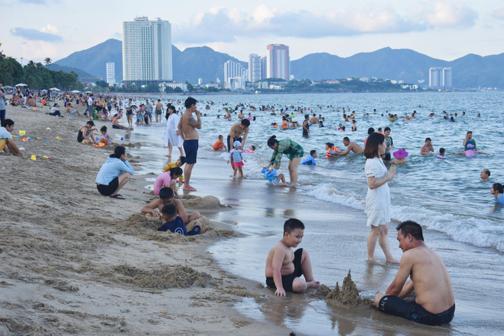 Khách đi tour đảo, tắm biển Nha Trang chưa đông - Ảnh 3.