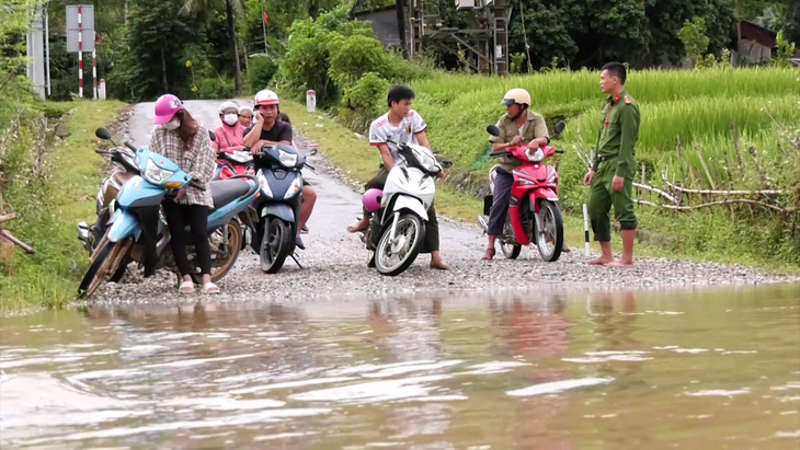 Người dân đánh cược tính mạng khi qua đập tràn ở Thanh Hóa, học sinh phải nghỉ học khi mưa lũ - Ảnh 3.