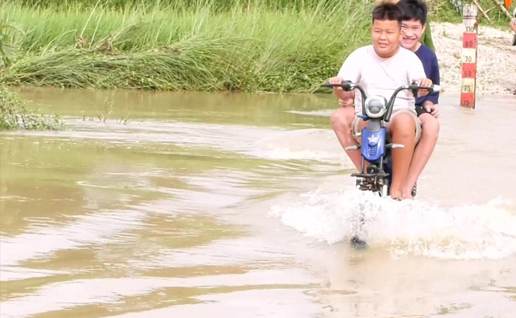 Người dân đánh cược tính mạng khi qua đập tràn ở Thanh Hóa, học sinh phải nghỉ học khi mưa lũ - Ảnh 4.