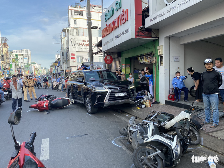 Xe 7 chỗ lùa nhiều xe máy gần ngã tư Phú Nhuận, 3 người bị thương - Ảnh 1.