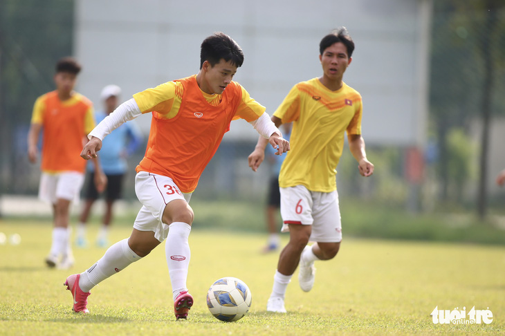 U20 Việt Nam chạy bài trơn tru với 10 cầu thủ từ hạng nhất, V-League - Ảnh 4.