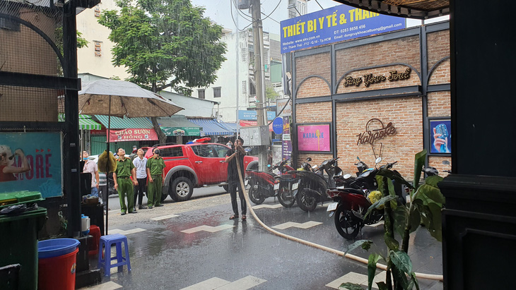 Quận 10, TP.HCM kiểm tra quán karaoke: Dùng khung sắt che kín mặt tiền, cơi nới thêm phòng hát - Ảnh 7.