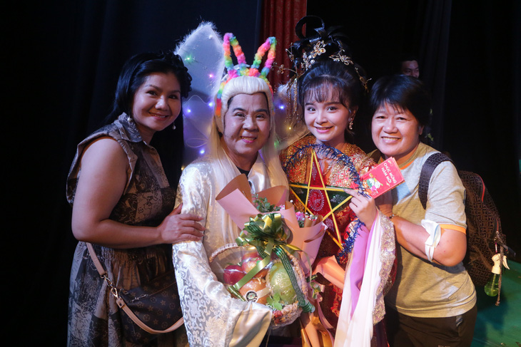 Tú Sương cổ vũ con gái Hồng Quyên diễn cho Đồng ấu Bạch Long - Ảnh 1.